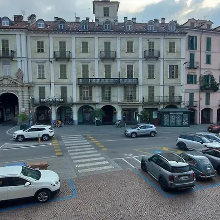 Casa Sulla Piazzetta アパート サルッツォ